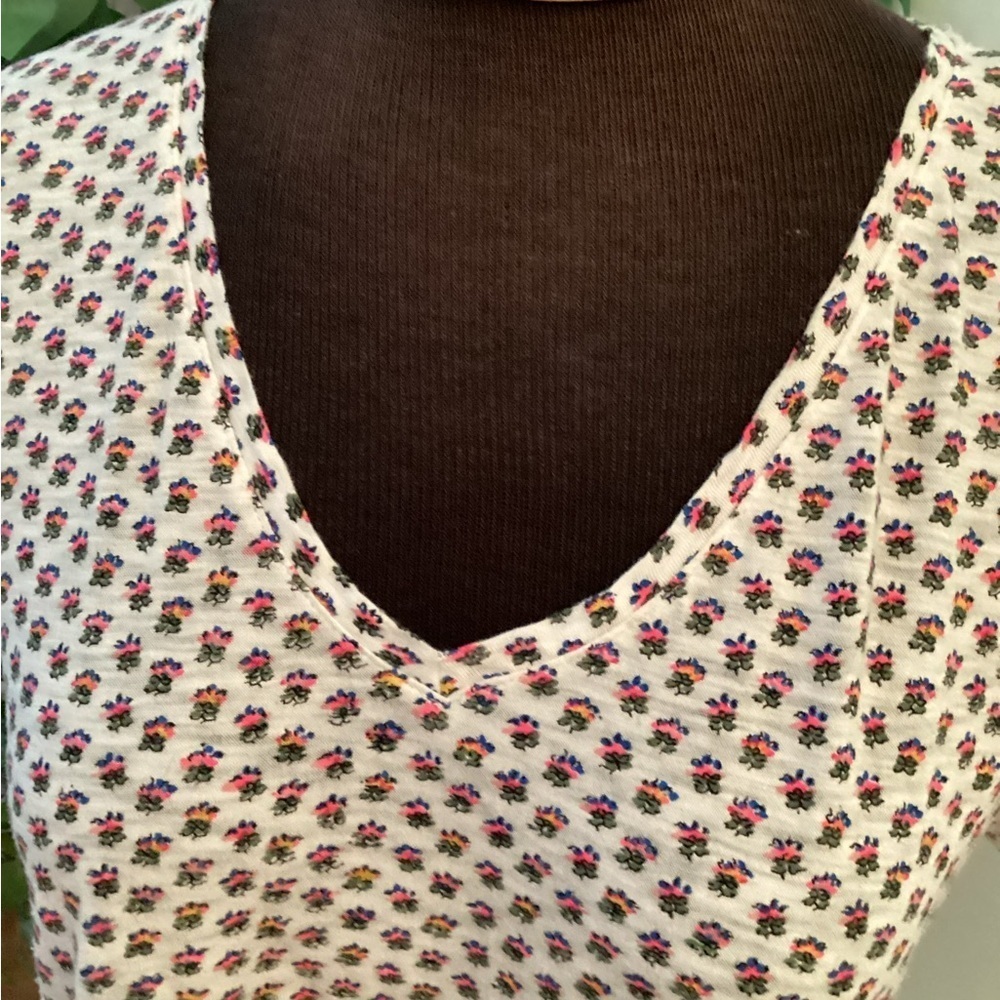 GAP short sleeve v neck floral tee shirt Woman’s size Medium - Picture 4 of 10